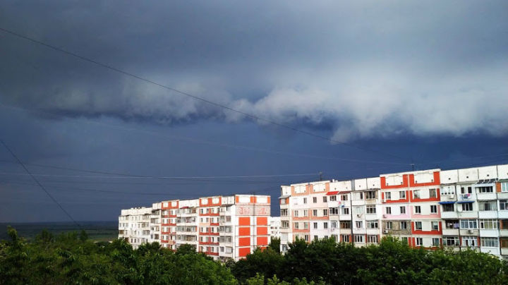 Serviciul Hidrometeorologic de stat a emis Cod Galben de ploi cu descărcări electrice şi vijelie.  