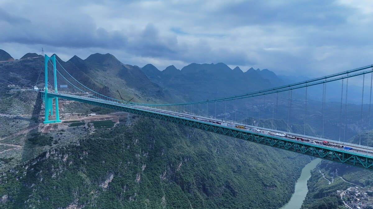 Cel mai înalt pod din lume va fi inaugurat în sud-vestul Chinei.