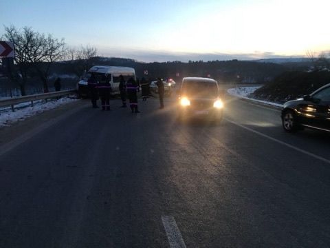 Accident grav la Hâncești. Microbuz ciocnit cu o mașină: 3 răniți