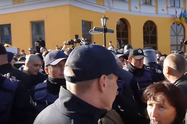 В твиттере национальной полиции содержится призыв избегать местности вокруг вокзала.