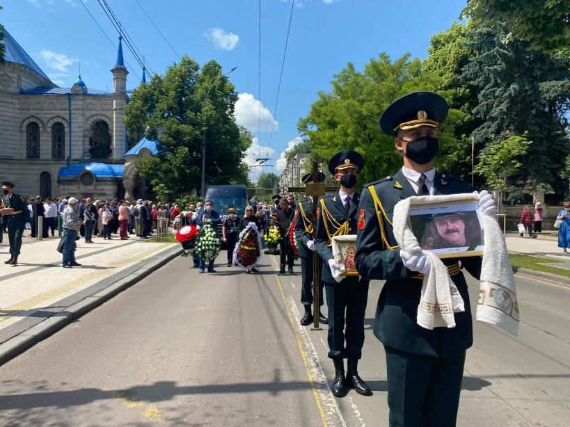 Юрия Садовника проводили в последний путь с воинскими почестями и под аплодисменты.