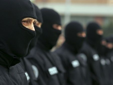 Mascaţii de la Fulger au descins la firme şi depozite. Foto: protv.md