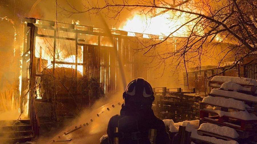 Число жертв пожара в центре Москвы возросло до 7 человек.