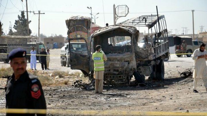 Atentat cu bombă în Pakistan: 6 polițiști morți și 22 oameni, răniți