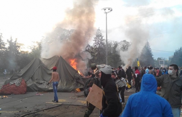2 мая в Одессе в столкновениях на улице и пожаре в Доме профсоюзов на Куликовом поле погибли 48 человек. Фото: unian.net.