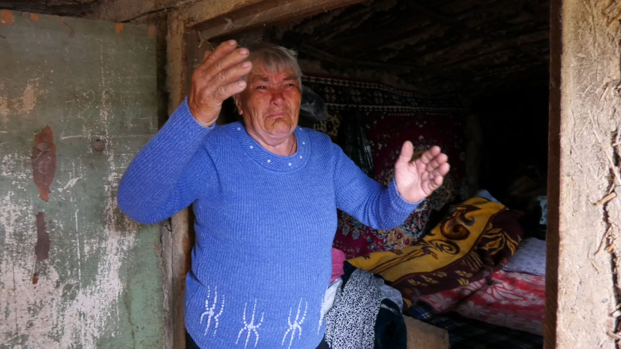 В Каушанах 82-летняя пенсионерка живет в загоне для скота.