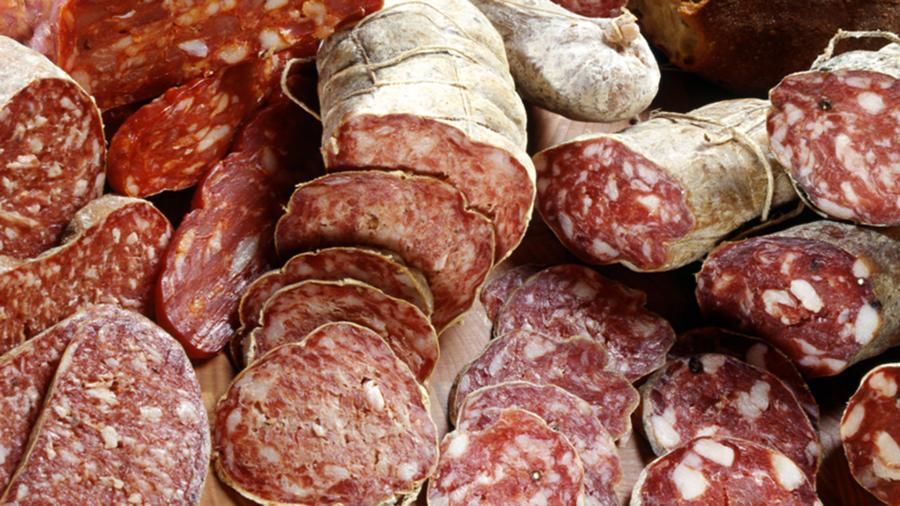 Наиболее опасным продуктом, повышающим риск возникновения рака кишечника и желудка, является красное переработанное мясо.