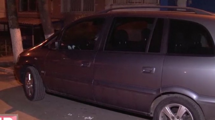 Au furat un radiocasetofon. Indivizii au fost reținuți. Foto:publika.md