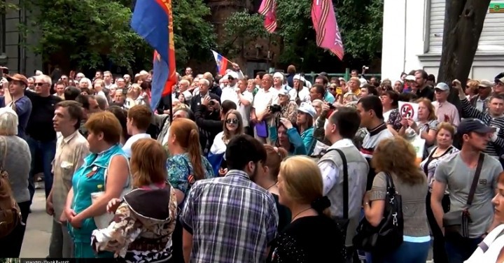 Демонстранты возмущены действиями милиционеров, которые не пропускают их.