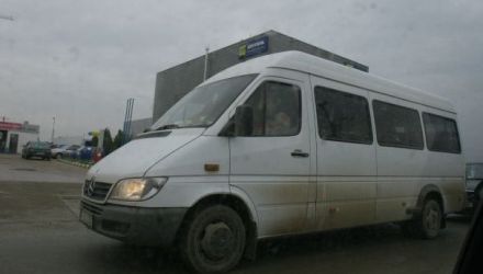 La intrarea în România, şoferul nu a încăput într-o curbă, iar remorca cu bagaje s-a răsturnat într-un şanţ.