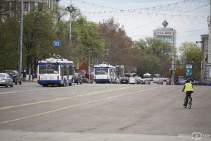 În această dimineaţă a fost reluată temporar circulaţia transportului privat pe strada Ion Creangă