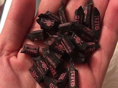 На обертках «сладостей» были изображены перекрещенные кости.