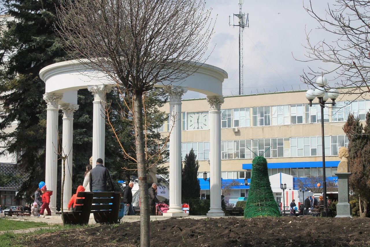 В Бельцах продолжают орудовать вандалы, пострадала Аллея классиков.