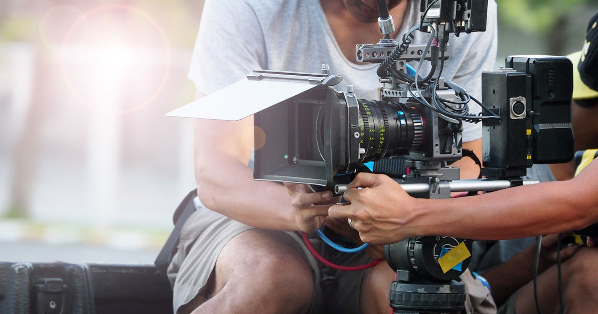 Focuri de armă și echipaje de Poliție la Vatra: Continuă filmările unei producții cinematografice.