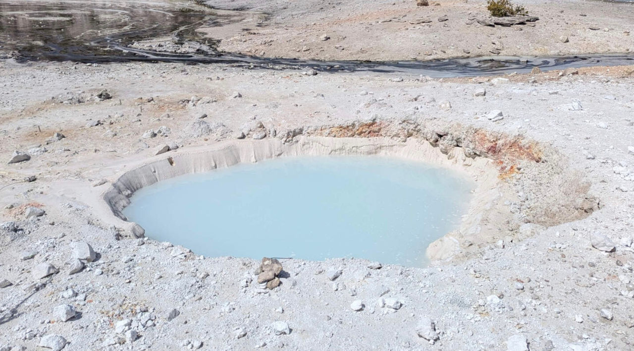 O gaură plină de apă albastră lăptoasă a apărut în Yellowstone.