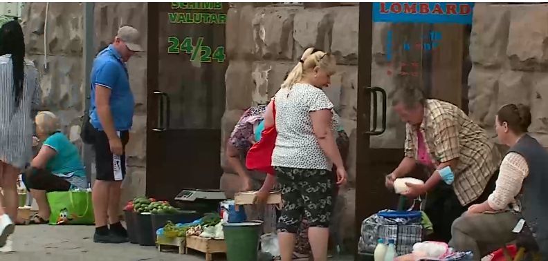 Даже в 30-градусную жару в столице на тротуарах продают яйца и брынзу.