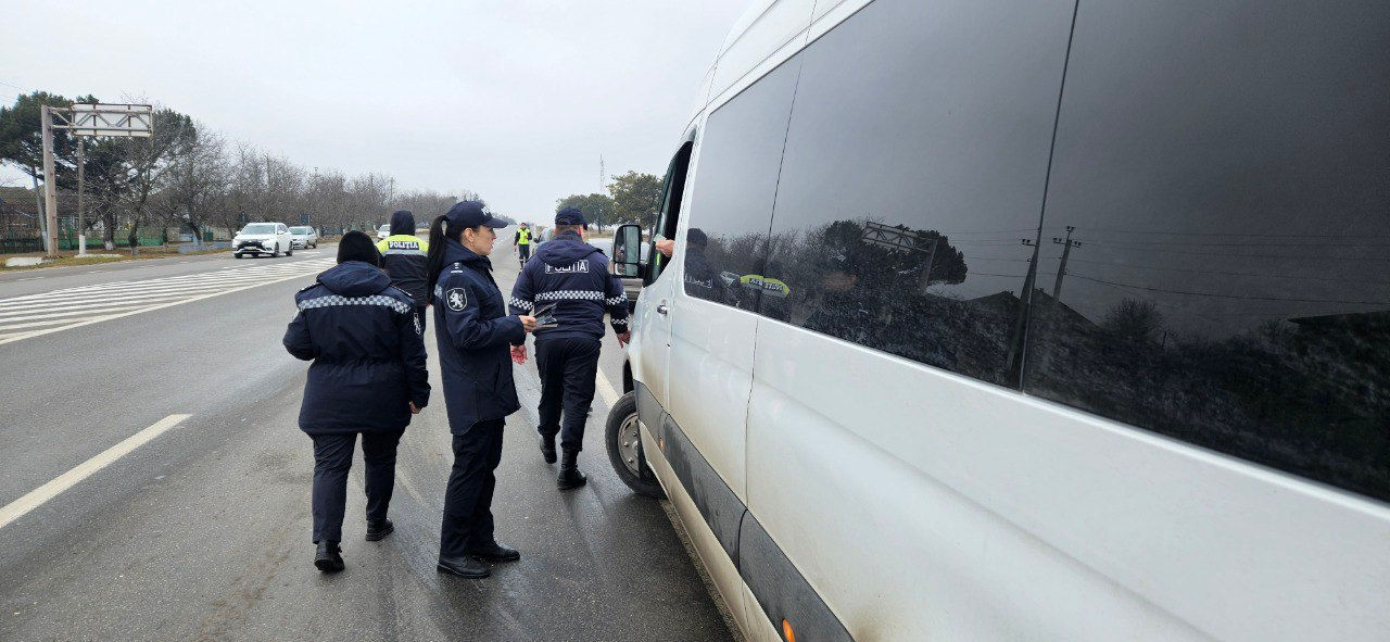 Șoferul unui microbuz, condamnat la doi ani cu suspendare pentru că a lovit un polițist.
