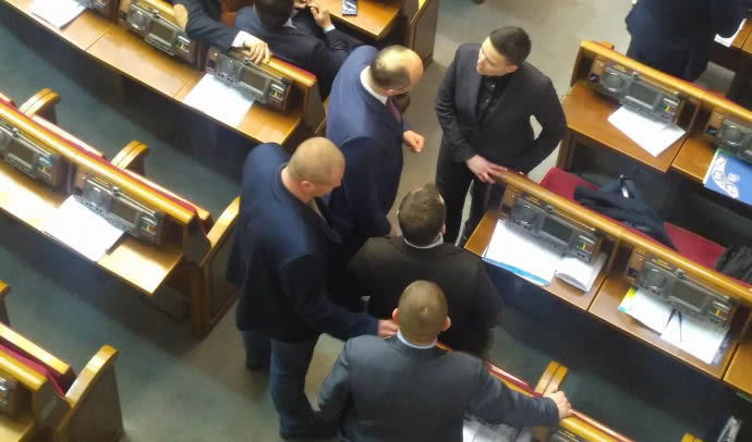 Народный депутат Украины Надежда Савченко пронесла в сессионный зал Верховной рады три гранаты и пистолет.