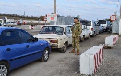 В результате обстрела в 50 метрах от контрольного поста пули террористов попали и в гражданских лиц. 