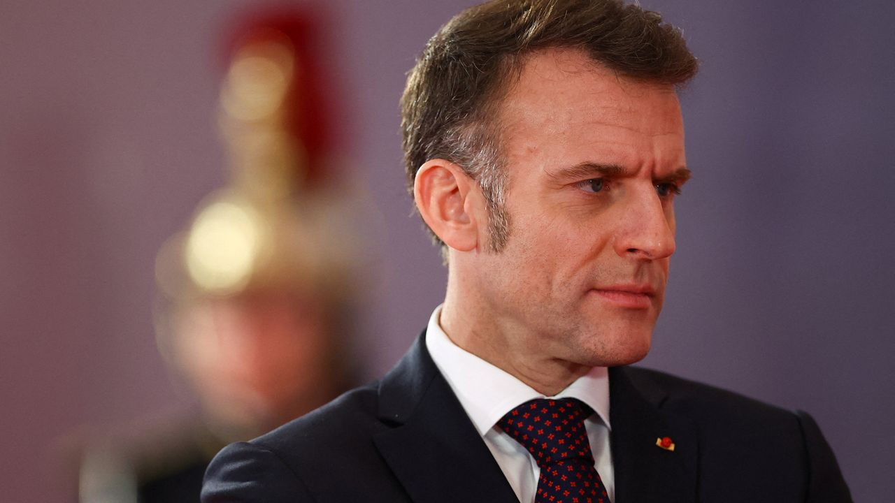 Macron: Blocarea Strâmtorii Ormuz nu justifică ridicarea sancțiunilor împotriva Rusiei.