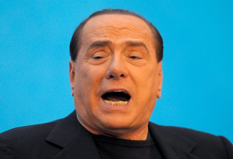 Silvio Berlusconi glumește pe seama diferenței de vârstă dintre Macron și soția lui. 