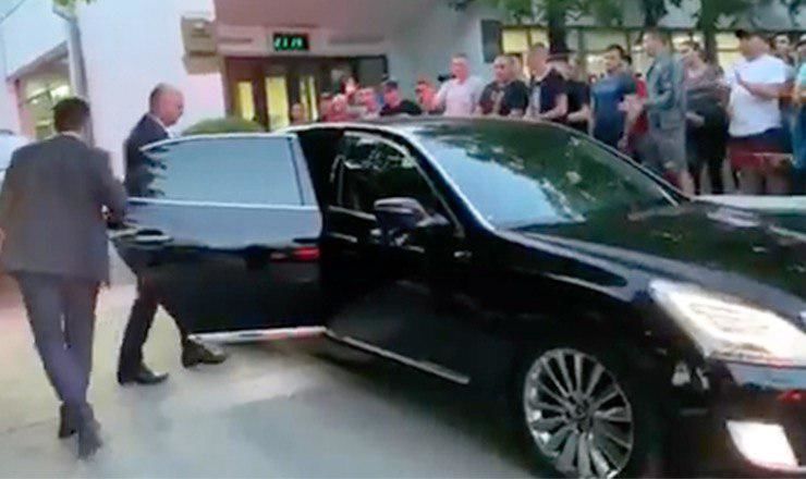 Протестующие встретили Павла Филипа аплодисментами. 