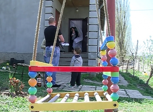 O familie din Bubuieci a ramas pe drumuri, dupa ce banca de la care a contractat un credit le-a pus sechestru pe casa.