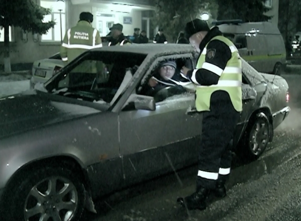 Un barbat aghesmuit si bine dispus s-a dat in spectacol aseara la Inspectoratul de politie din Criuleni.