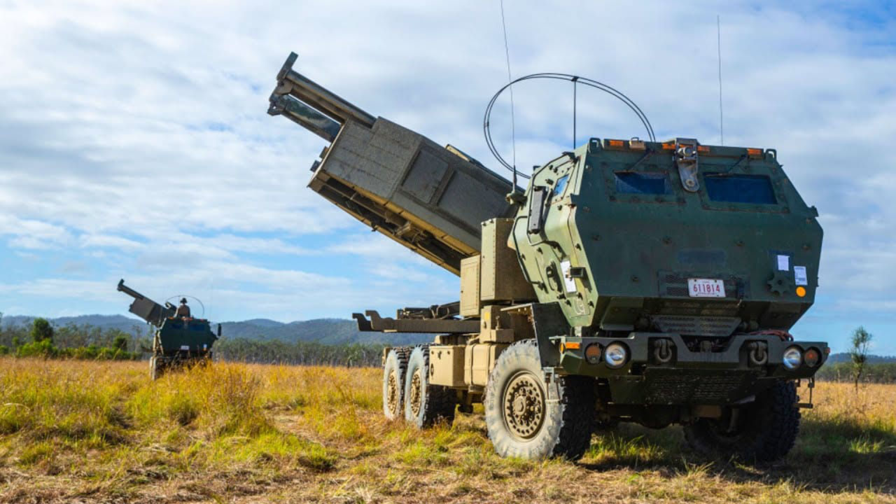 Подоляк призвал предоставить украинской армии 50 реактивных систем залпового огня HIMARS.