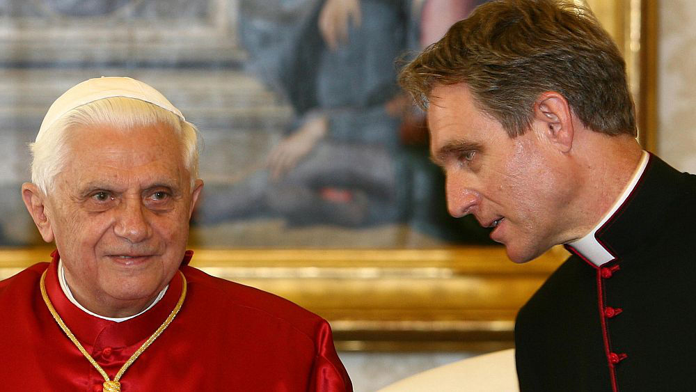 Личный секретарь Бенедикта XVI рассказал о проблемах во время его папства.