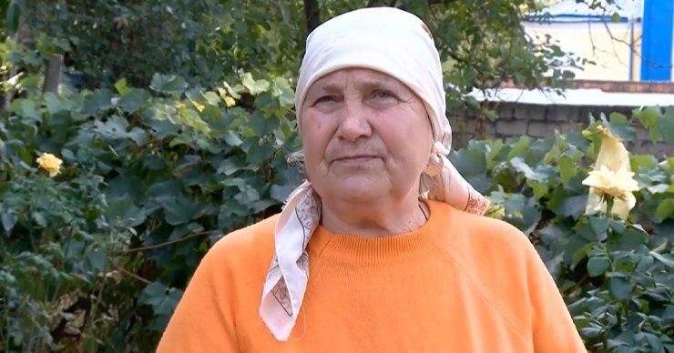 Учительница, 36 лет преподававшая в школе, теперь работает там сторожем. Коллаж: Point.md