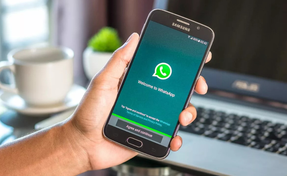 В WhatsApp появился "новогодний вирус".