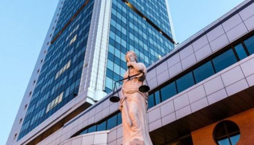 В Киеве из окон Апелляционного суда "повылетали" тысячи дел.