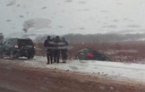 Автомобиль занесло на заснеженной трассе в результате чего он слетел с дороги в канаву.