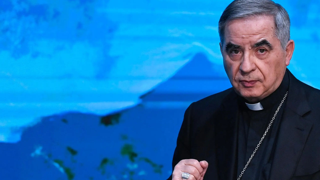 Cardinalul Angelo Becciu a refuzat să participe la alegerea noului papă.
