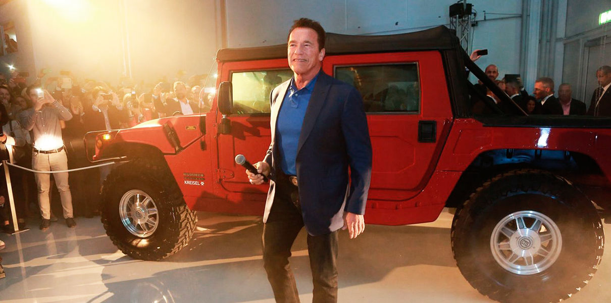 Одновременно компания представила полностью электрический Hummer.