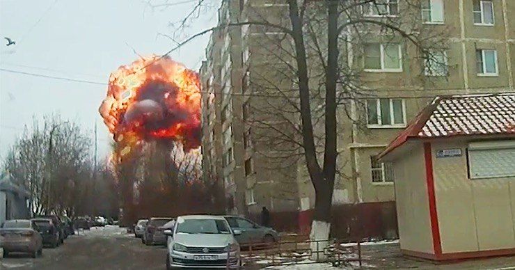 Мощный взрыв на подстанции в Подольске попал на видео.