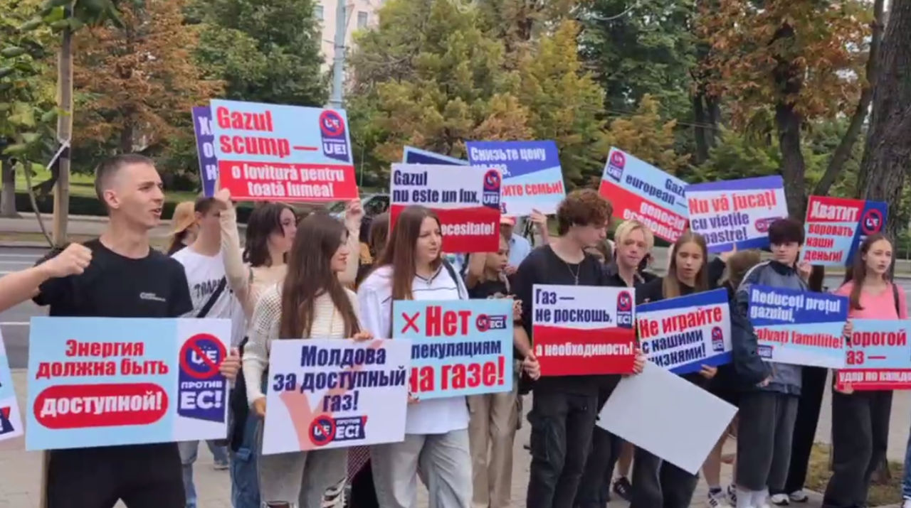 Десятки сторонников Илана Шора устроили флешмоб возле президентуры.