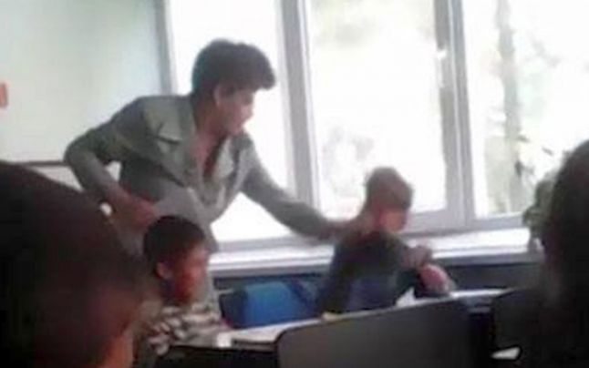 Учительница из Румынии била детей во время урока.