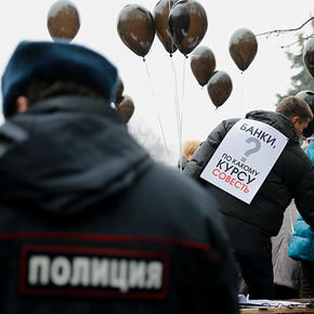 Datornicii în valută iau cu asalt sediul partidului Edinaia Rossia. Foto: rns.online