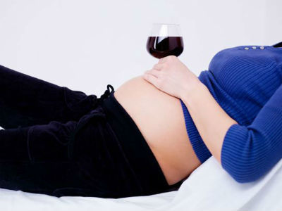 Specialiştii spun că femeile ar trebui să se abţină de la consumul de alcool în timp ce încearcă să aibă un copil, dar şi pe tot parcursul sarcinii, deoarece există unele dovezi că acest lucru poate dăuna fătului, scrie dailymail.co.uk.
