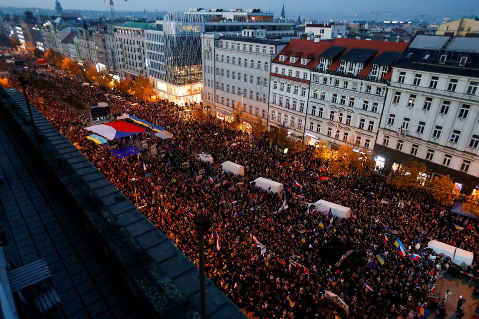 Десятки тысяч вышли в Праге на митинг в поддержку демократии.