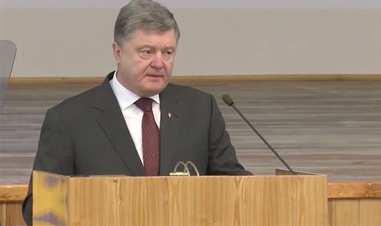 Порошенко обвинил Россию в наращивании военного присутствия в Крыму.