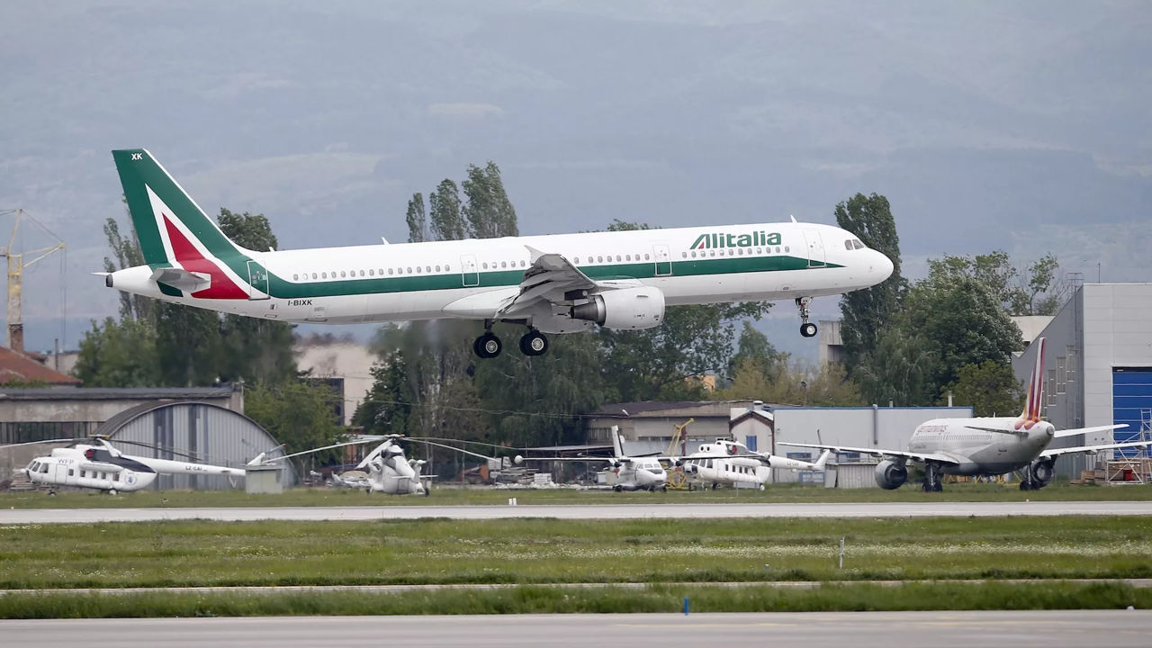 Fostul transportator național italian Alitalia va concedia 2.000 de angajați.