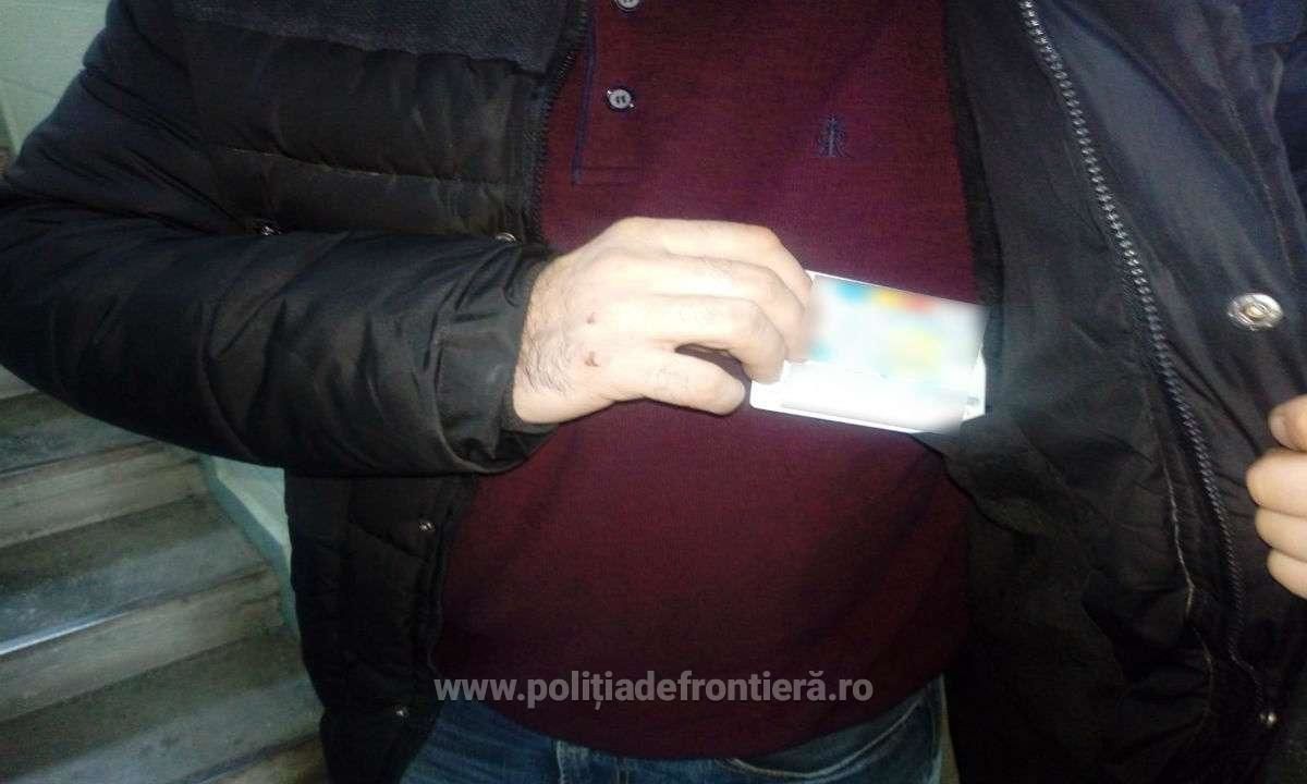 Мужчины заявили, что приобрели документы у соотечественника через интернет, заплатив за документы от 100 до 200 евро.