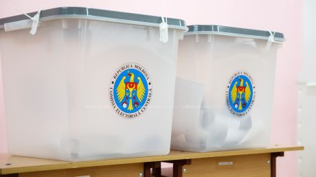 Către ora 17:50, la urnele de vot s-au prezentat circa 1.132.275 din cei 2.812.280 de alegători. Foto: publika.md