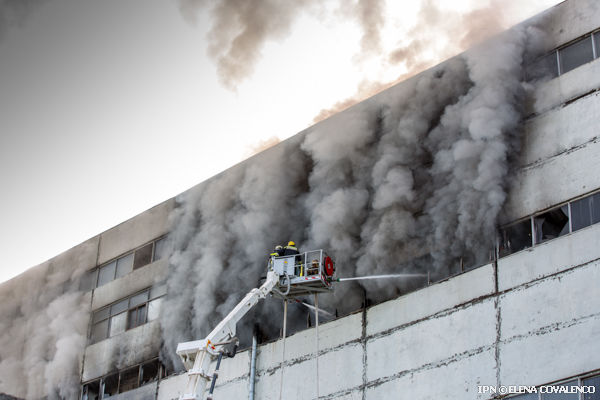 Pompierii continuă să lupte cu incendiul de la depozitul din strada Uzinelor, 9, care s-a extins pe o suprafaţă de peste o mie de metri pătraţi.