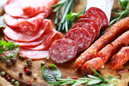Канцерогенные свойства переработанного мяса, возможно, связаны с добавками и способами приготовления.