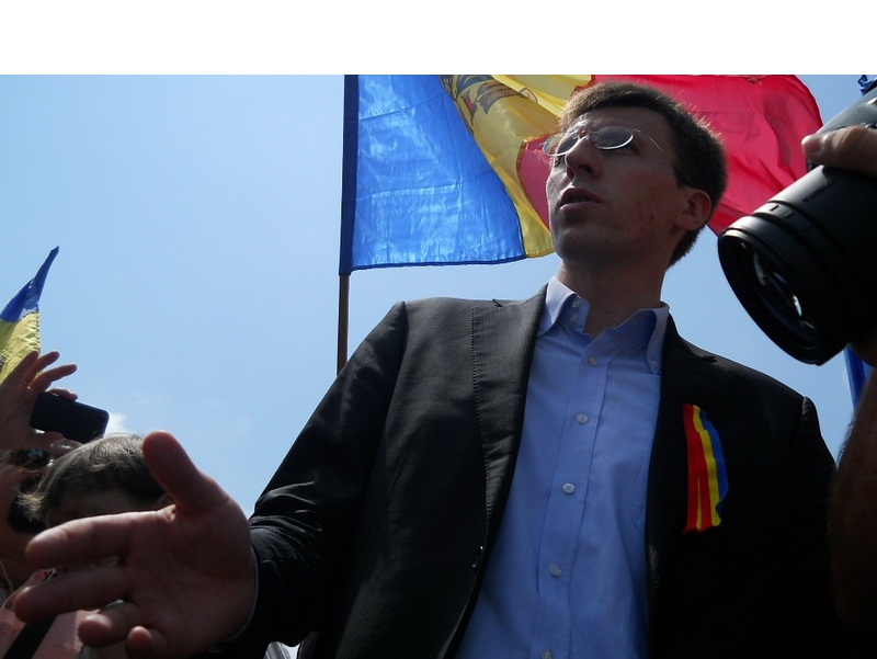 Действующий примар уже придумал избирательный ход для победы - приурочить ремонт ряда дорог на иностранные кредиты таким образом, чтобы процесс был завершен к 2014 году.