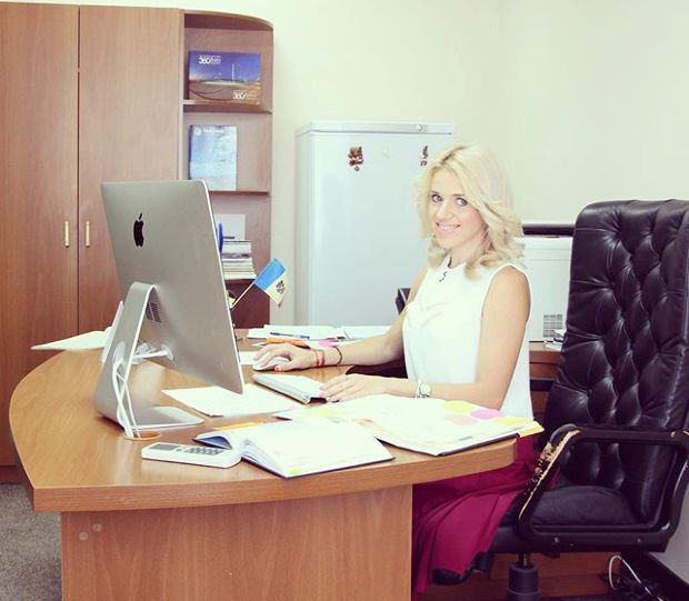 Dorina Bagrinovschi, are la noul său locul de muncă un Apple iMac, costul căreia începe de la 1500$.  Foto: instagram.com